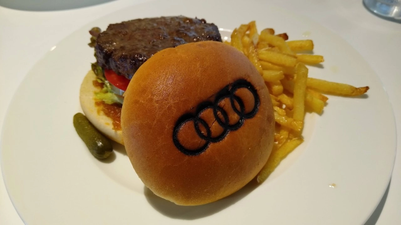 Audi みなとみらいのコース料理のハンバーガー